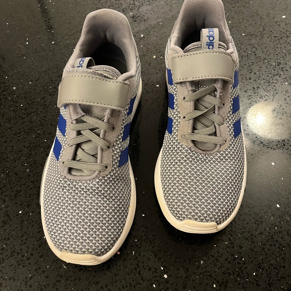 Kids adidas cloud foam shoes size 2